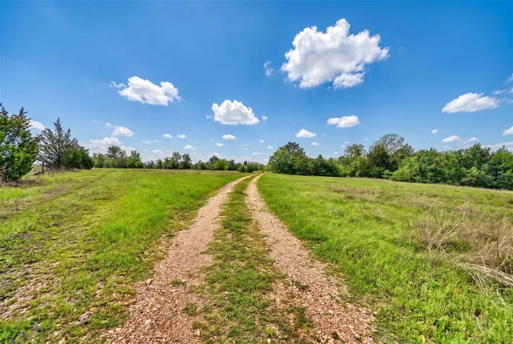 144 Century Lane Bellville, TX 77418