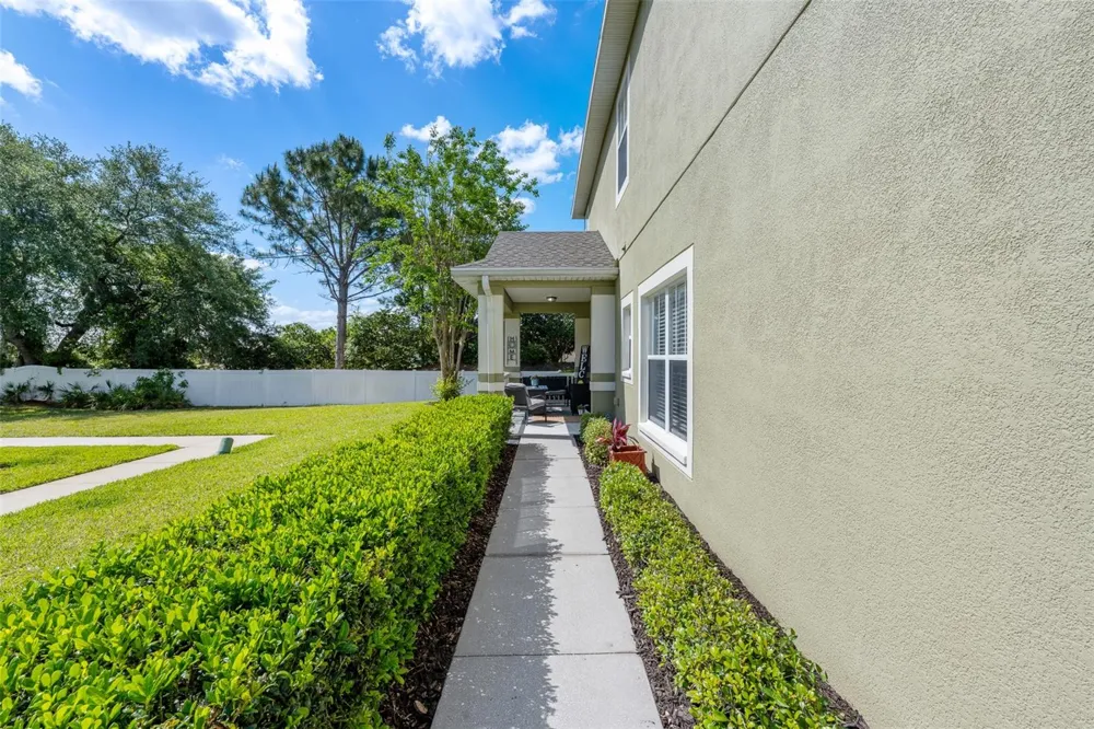 8519 BROKEN WILLOW COURT Tampa, FL 33647