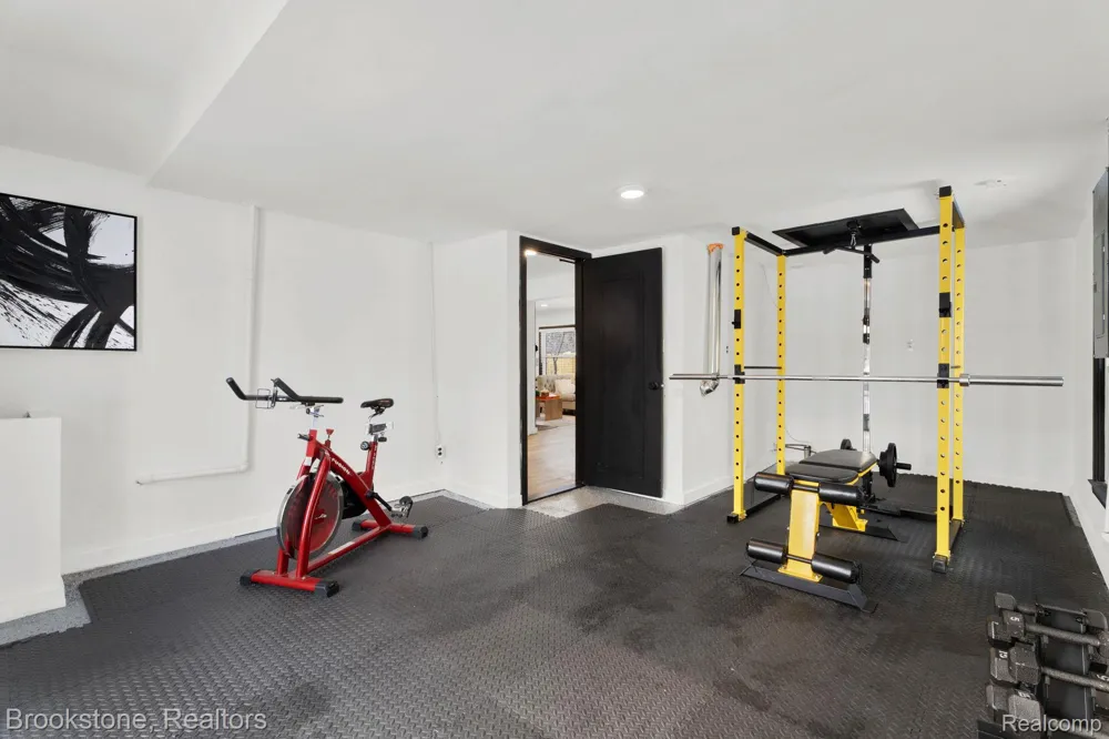 16046 W 13 Mile Road Beverly Hills Village, MI 48025