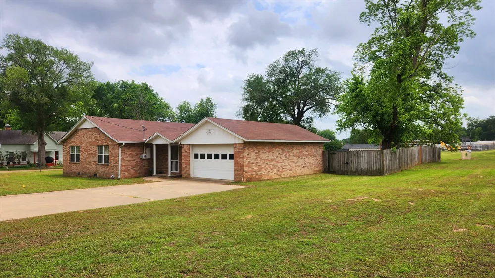 205 Hubbard Omaha, TX 75571
