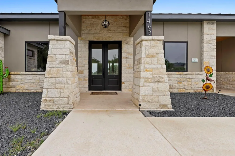 1463 Mountain Valley Drive Concan, TX 78838