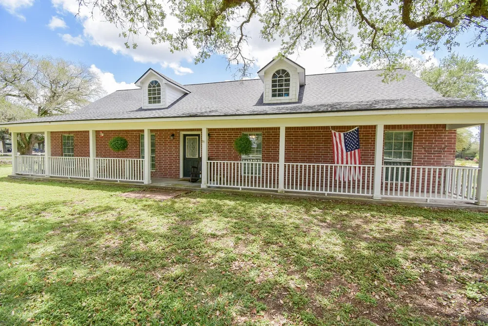 4427 County Road 382 Louise, TX 77455