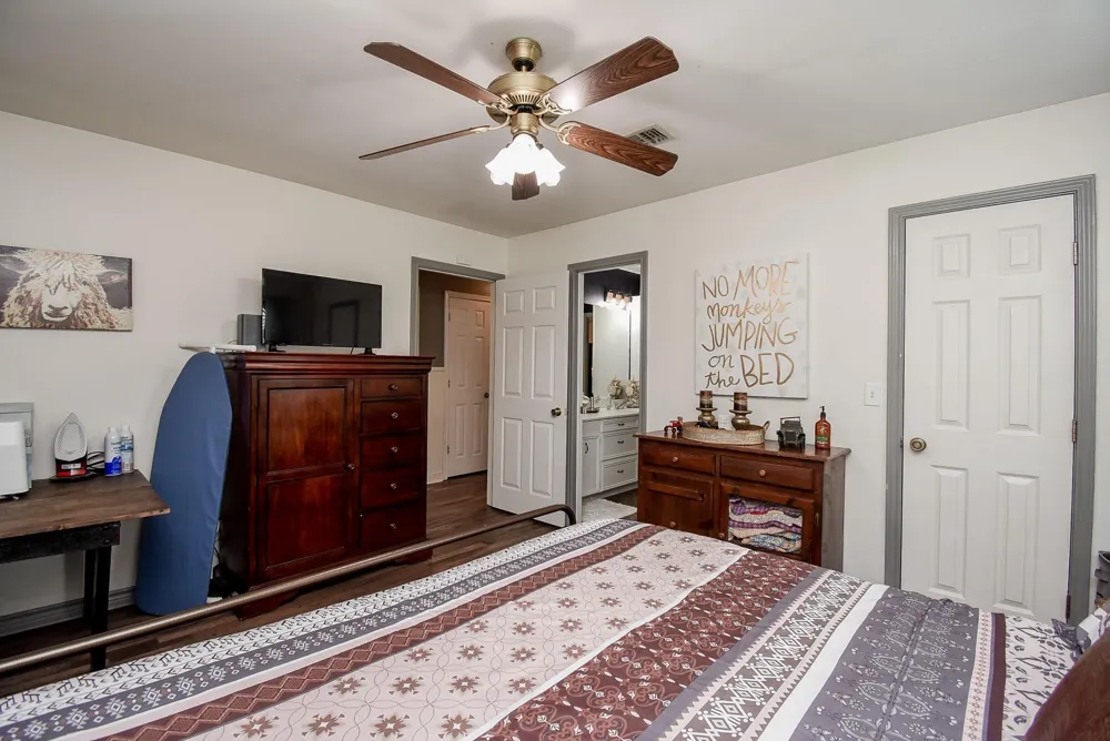 4427 County Road 382 Louise, TX 77455