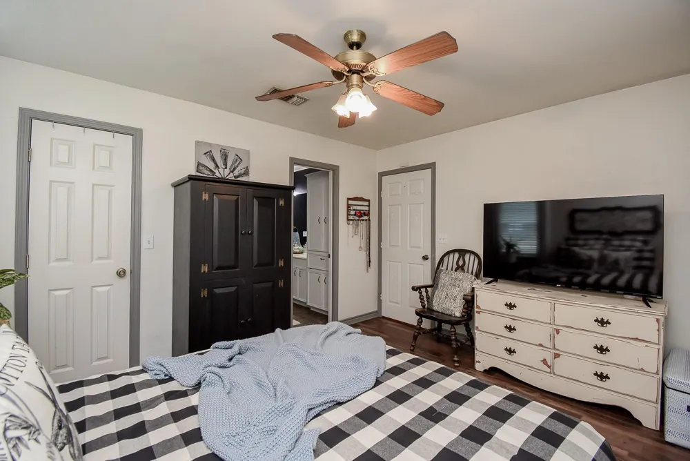 4427 County Road 382 Louise, TX 77455