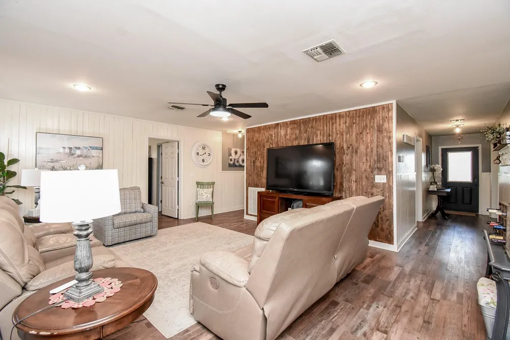 4427 County Road 382 Louise, TX 77455