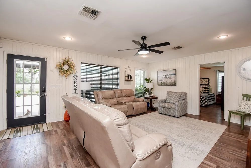 4427 County Road 382 Louise, TX 77455