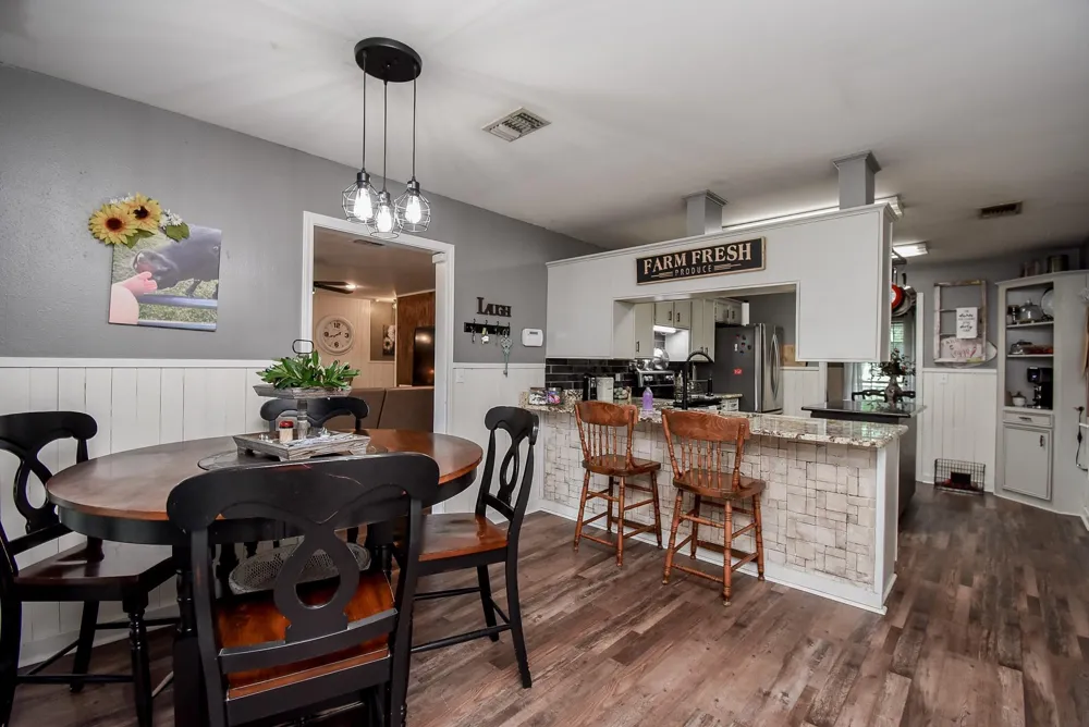 4427 County Road 382 Louise, TX 77455