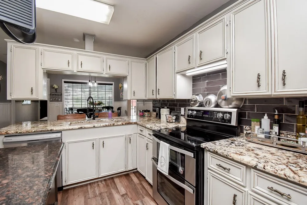 4427 County Road 382 Louise, TX 77455