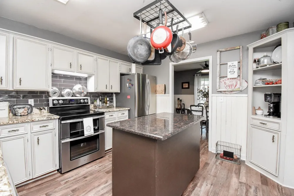 4427 County Road 382 Louise, TX 77455