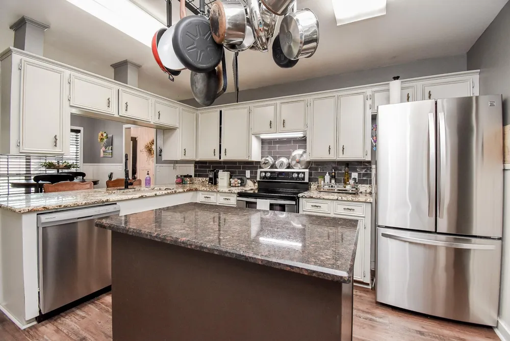 4427 County Road 382 Louise, TX 77455
