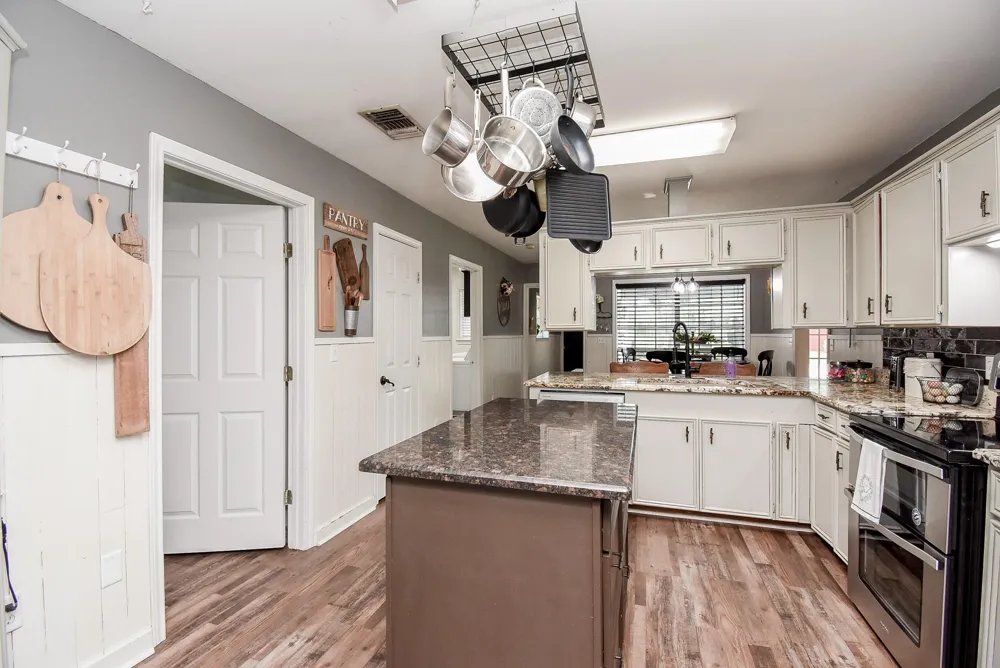 4427 County Road 382 Louise, TX 77455