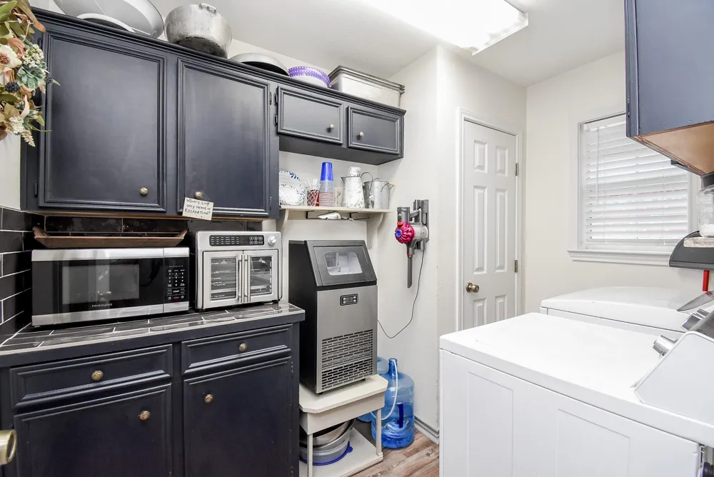4427 County Road 382 Louise, TX 77455