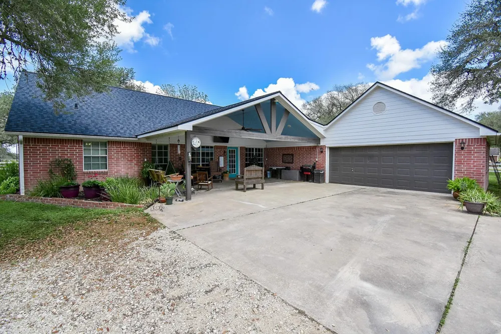 4427 County Road 382 Louise, TX 77455