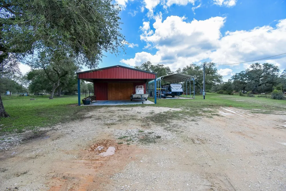 4427 County Road 382 Louise, TX 77455