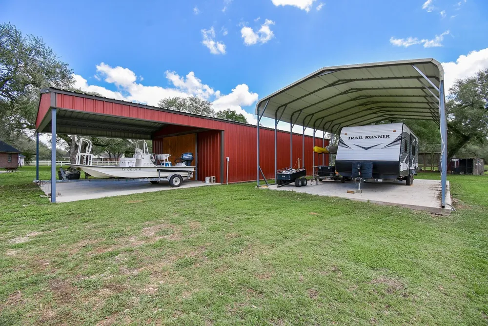 4427 County Road 382 Louise, TX 77455