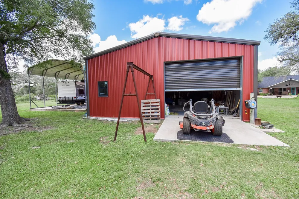 4427 County Road 382 Louise, TX 77455