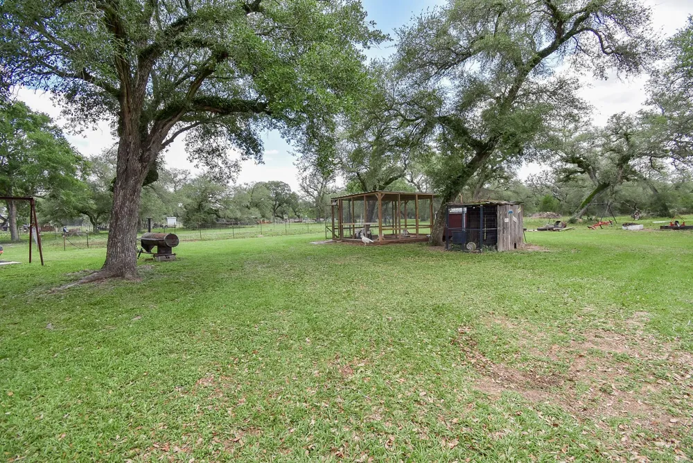 4427 County Road 382 Louise, TX 77455