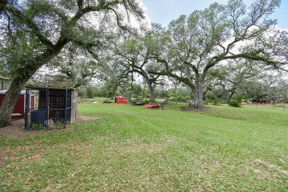 4427 County Road 382 Louise, TX 77455
