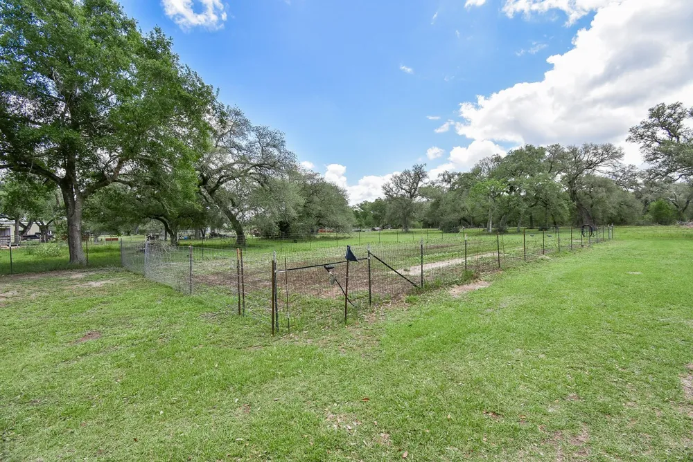4427 County Road 382 Louise, TX 77455