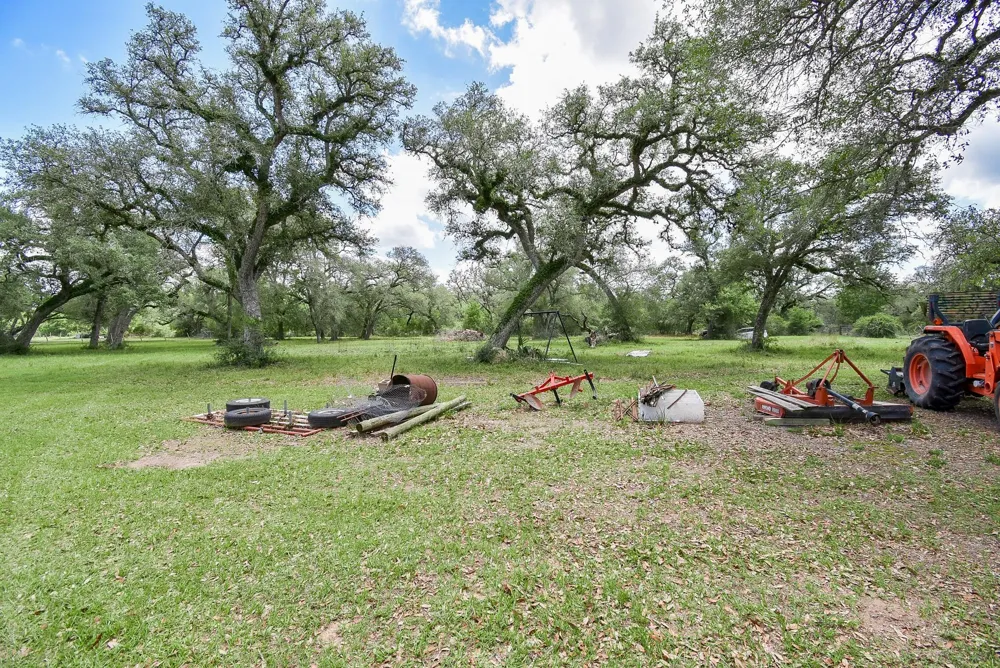 4427 County Road 382 Louise, TX 77455