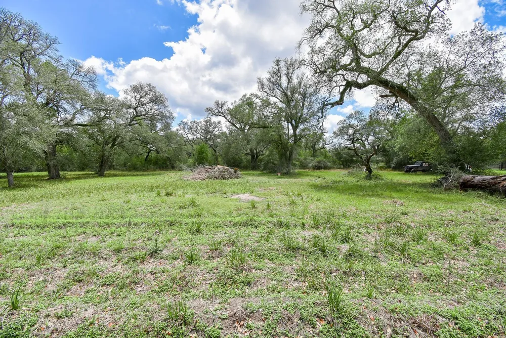 4427 County Road 382 Louise, TX 77455