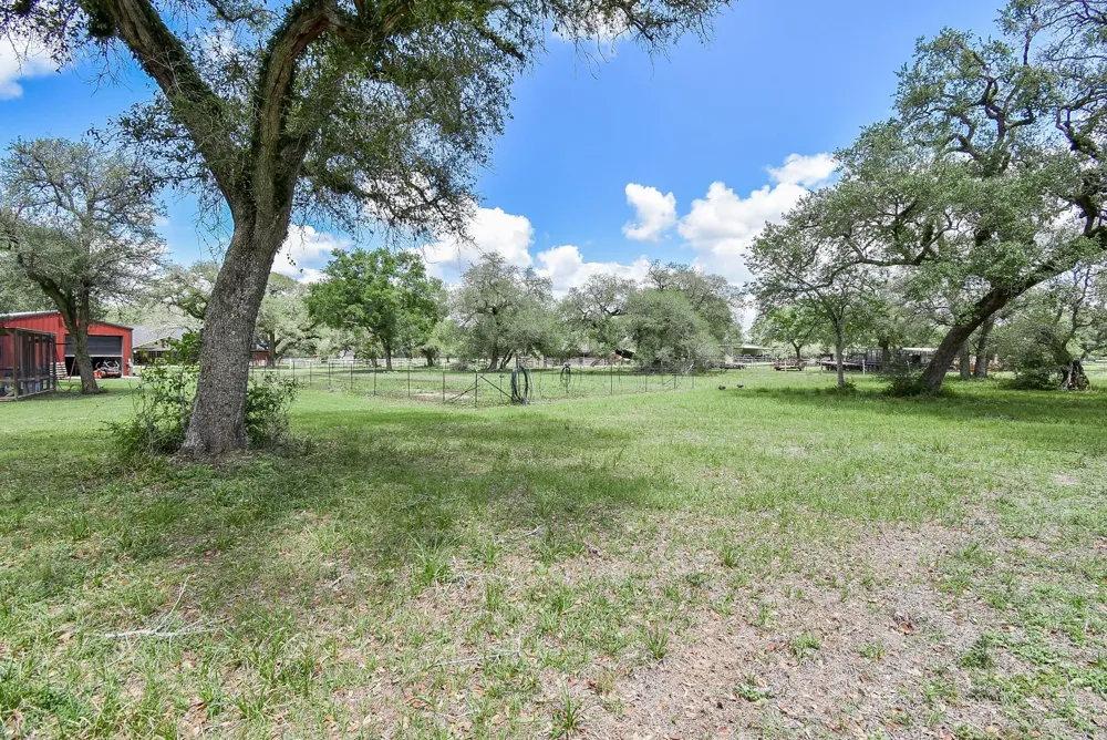 4427 County Road 382 Louise, TX 77455