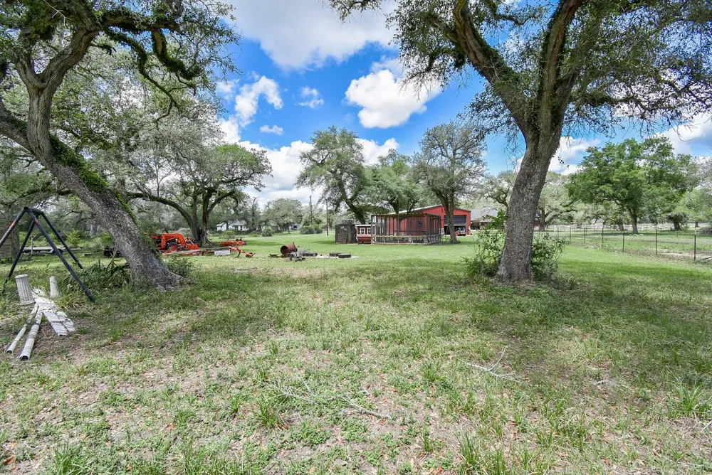 4427 County Road 382 Louise, TX 77455