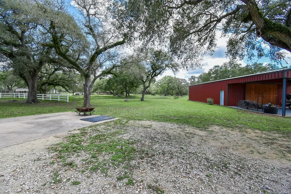 4427 County Road 382 Louise, TX 77455