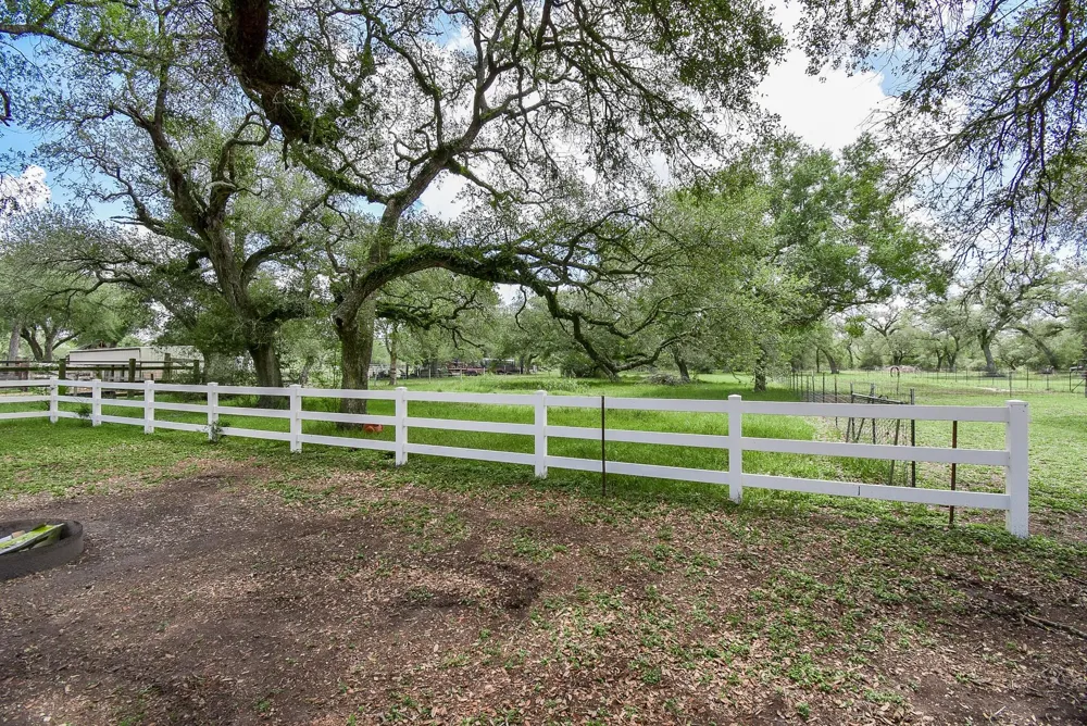 4427 County Road 382 Louise, TX 77455
