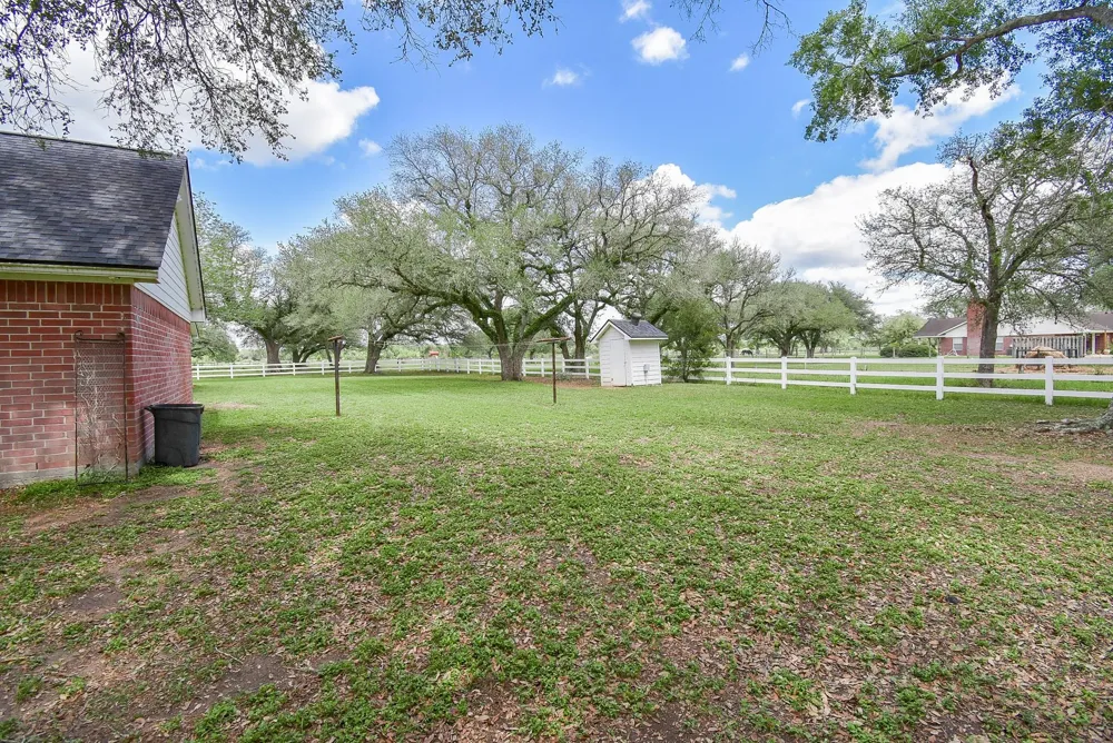 4427 County Road 382 Louise, TX 77455