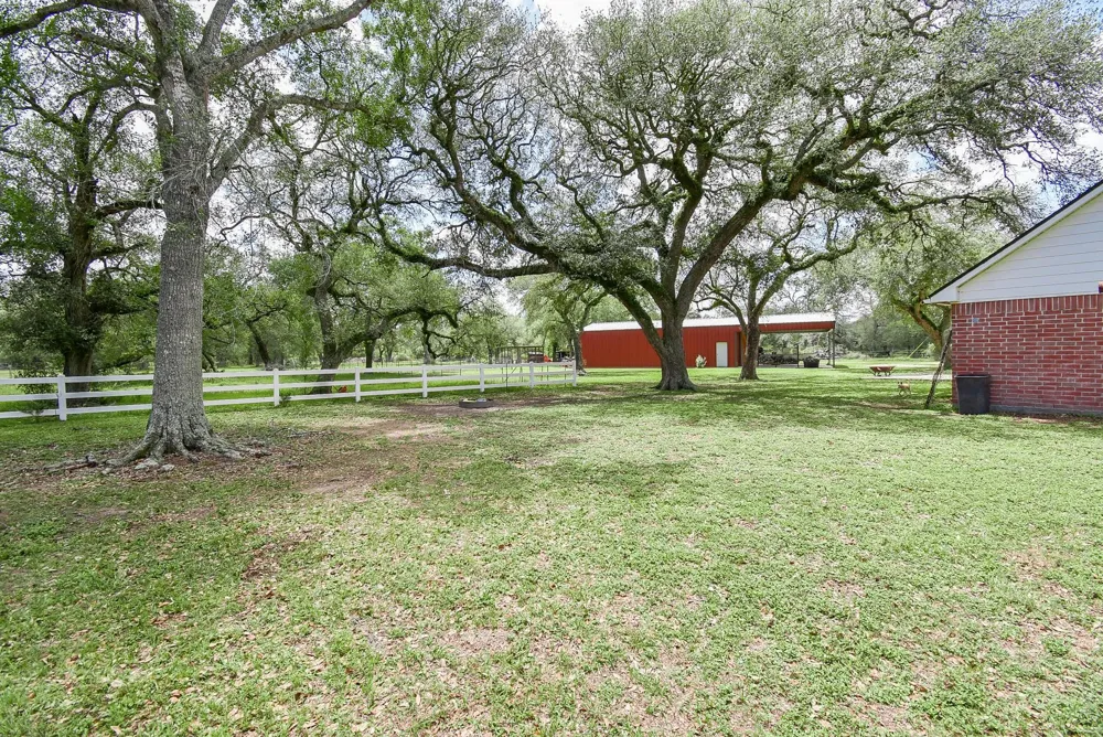 4427 County Road 382 Louise, TX 77455