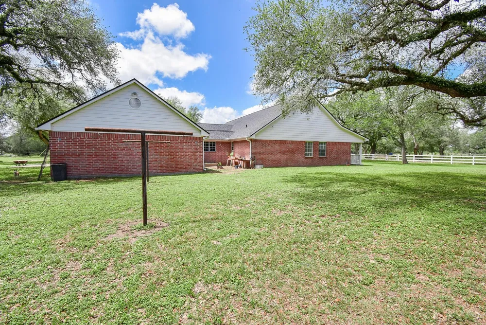 4427 County Road 382 Louise, TX 77455