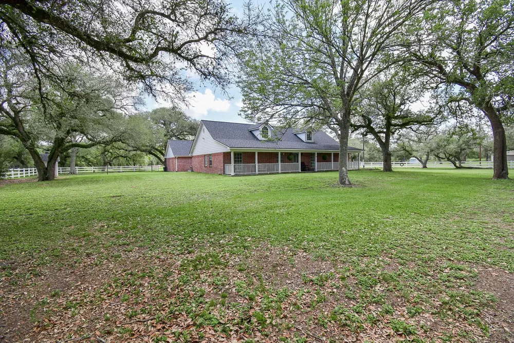 4427 County Road 382 Louise, TX 77455