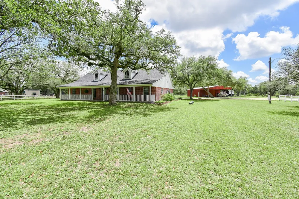 4427 County Road 382 Louise, TX 77455