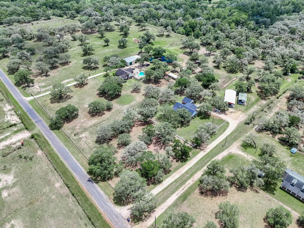 4427 County Road 382 Louise, TX 77455