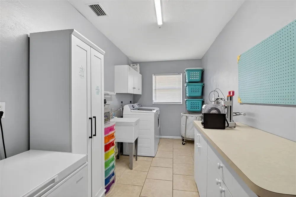 1305 SE 37TH TERRACE Cape Coral, FL 33904