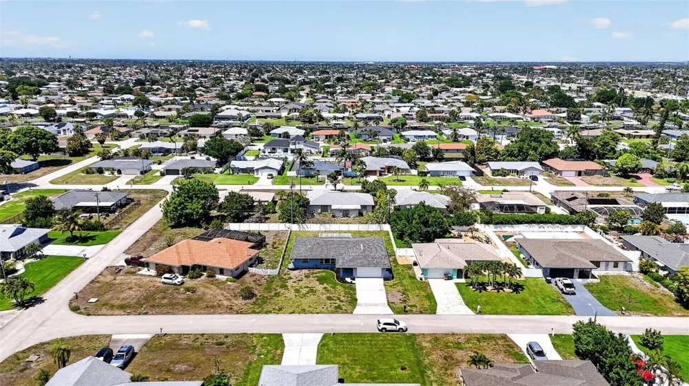 1305 SE 37TH TERRACE Cape Coral, FL 33904