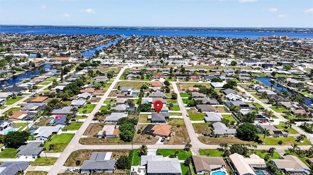 1305 SE 37TH TERRACE Cape Coral, FL 33904