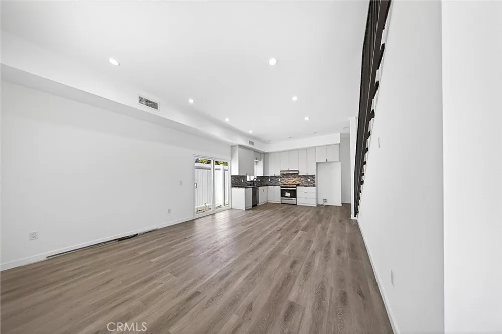 14827 Dearborn Street Panorama City, CA 91402