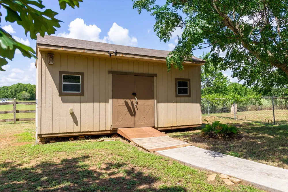 53 Tinas Trail Martindale, TX 78655
