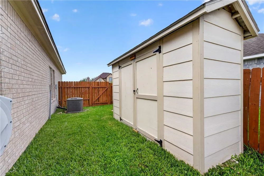 1806 Margaret Kingsville, TX 78363