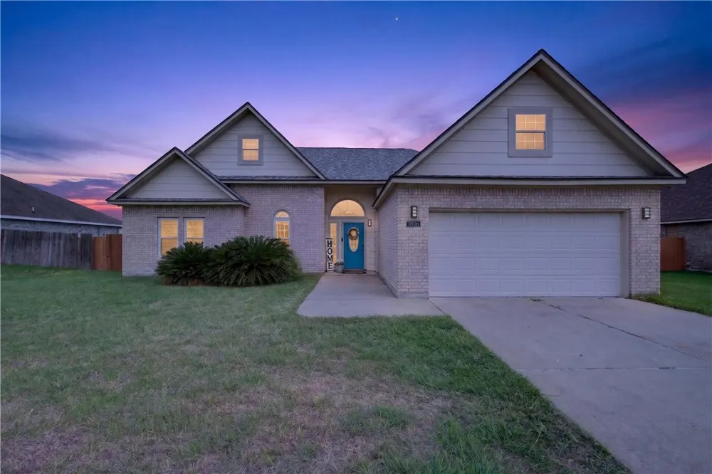 1806 Margaret Kingsville, TX 78363