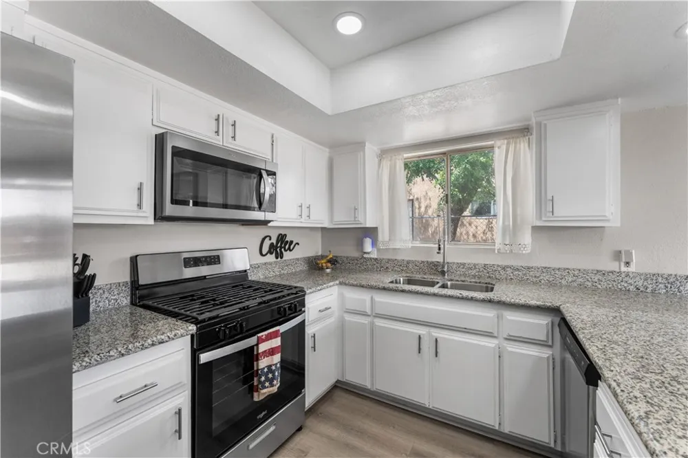 3472 Roxbury Rosamond, CA 93560