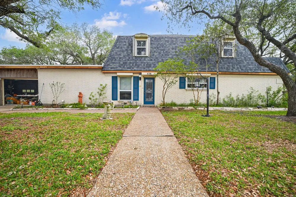 638 Retama Avenue Taft, TX 78390