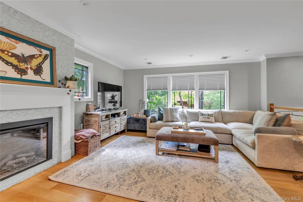 9 Winding Way Sea Cliff, NY 11579