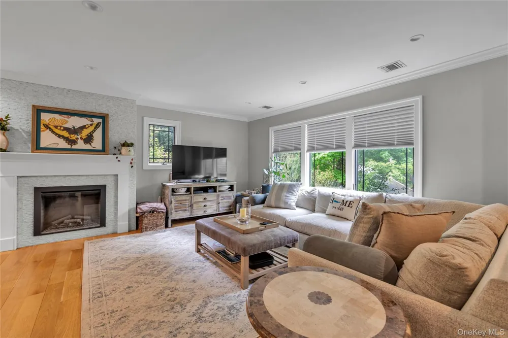 9 Winding Way Sea Cliff, NY 11579