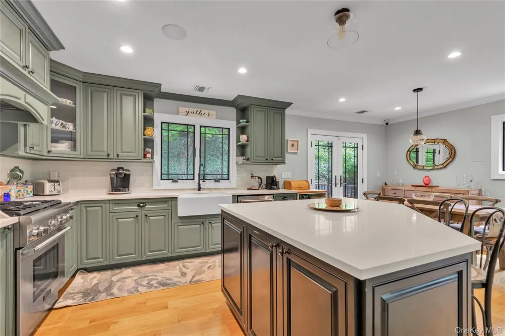 9 Winding Way Sea Cliff, NY 11579