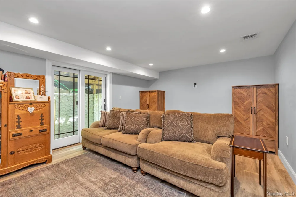 9 Winding Way Sea Cliff, NY 11579