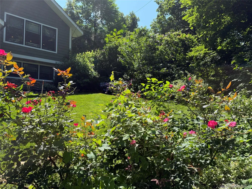 9 Winding Way Sea Cliff, NY 11579