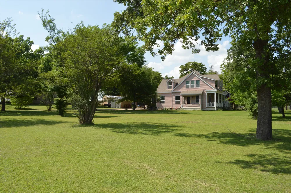 3202 Travis Cameron, TX 76520